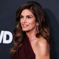 Cindy Crawford pri 60 letih razkriva: suho krtačenje, ozemljevanje in jabolčni kis so ključ njene jutranje rutine