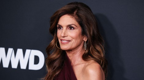 Cindy Crawford pri 60 letih razkriva: suho krtačenje, ozemljevanje in jabolčni kis so ključ njene jutranje rutine