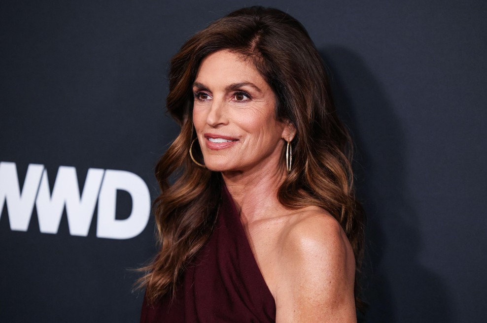 Cindy Crawford pri 60 letih razkriva: suho krtačenje, ozemljevanje in jabolčni kis so ključ njene jutranje rutine (foto: Profimedia)