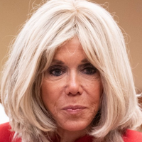 Vsi govorijo o stajlingu Brigitte Macron na Japonskem: s to modno izbiro je pritegnila vse poglede