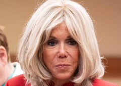 Vsi govorijo o stajlingu Brigitte Macron na Japonskem: s to modno izbiro je pritegnila vse poglede