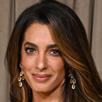Ta eleganten trik za lase bo zaznamoval to sezono (nanj prisega tudi Amal Clooney)