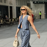 Kakšne čevlje nositi s širokimi hlačami, da podaljšamo postavo? 11 kombinacij, ki vedno delujejo