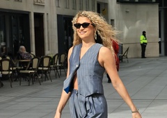 Kakšne čevlje nositi s širokimi hlačami, da podaljšamo postavo? 11 kombinacij, ki vedno delujejo