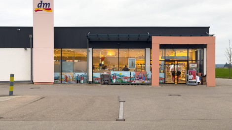 Ta izdelek v DM kradejo kot nori: stane le 4,95 evra, a so se v trgovini odločili za drastičo potezo