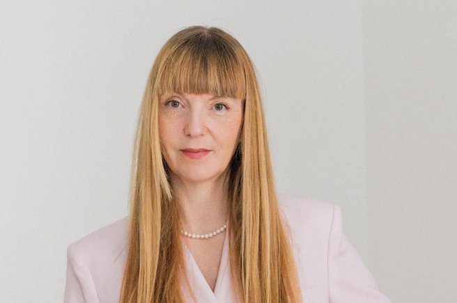 Spoznajte Petro Windschnurer, odgovorno urednico Elle Slovenija, ki sestavlja žirijo ELLE Beauty Awards 2026