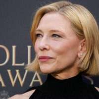 Cate Blanchett v obleki, ki razkriva popek – a to še zdaleč ni njen edini adut