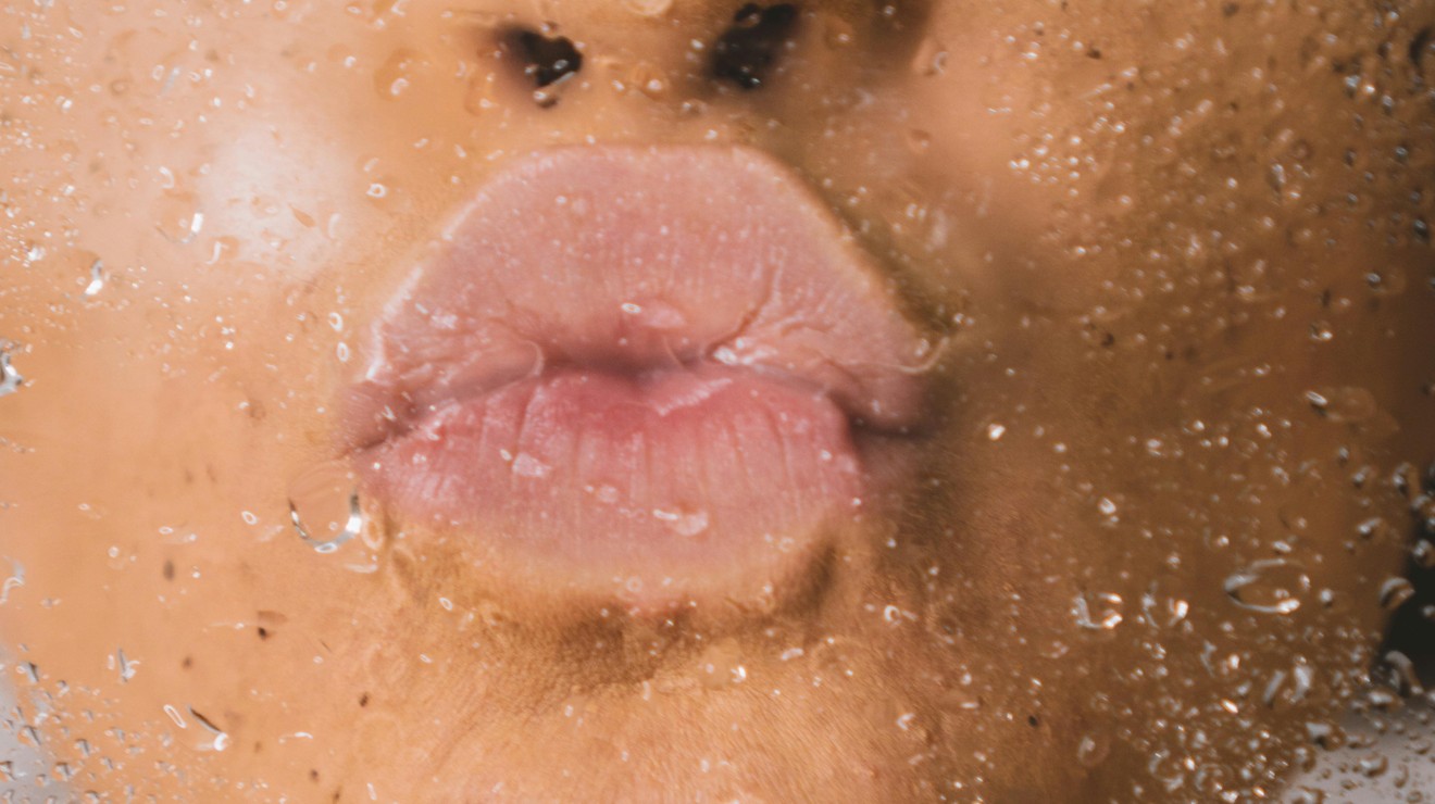 Ustnice še nikoli niso bile mehkejše: 2 balzama za ustnice, ki nas trenutno navdušujeta (oba narejena v Sloveniji!)