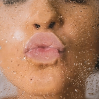 Ustnice še nikoli niso bile mehkejše: 2 balzama za ustnice, ki nas trenutno navdušujeta (oba narejena v Sloveniji!)