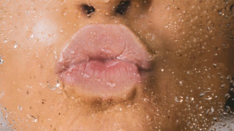 Ustnice še nikoli niso bile mehkejše: 2 balzama za ustnice, ki nas trenutno navdušujeta (oba narejena v Sloveniji!)