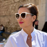 To je popolna poletna obleka, ki jo lahko kombinirate s petkami ali supergami