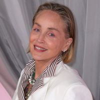 Tokrat brez klasične večerne obleke: Sharon Stone na rdeči preprogi močno presenetila