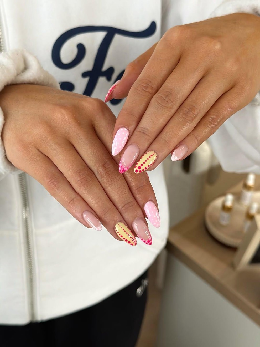 Kadar si želite nekaj bolj igrivega in mladostnega, so pikice in barvni detajli vedno dobra ideja. Ta kombinacija deluje zabavno, …