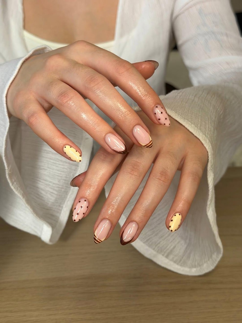 Nevtralna podlaga z drobnimi detajli, kot so pikice in minimalistični robovi, je popolna, če želite nekaj posebnega, a ne preveč …