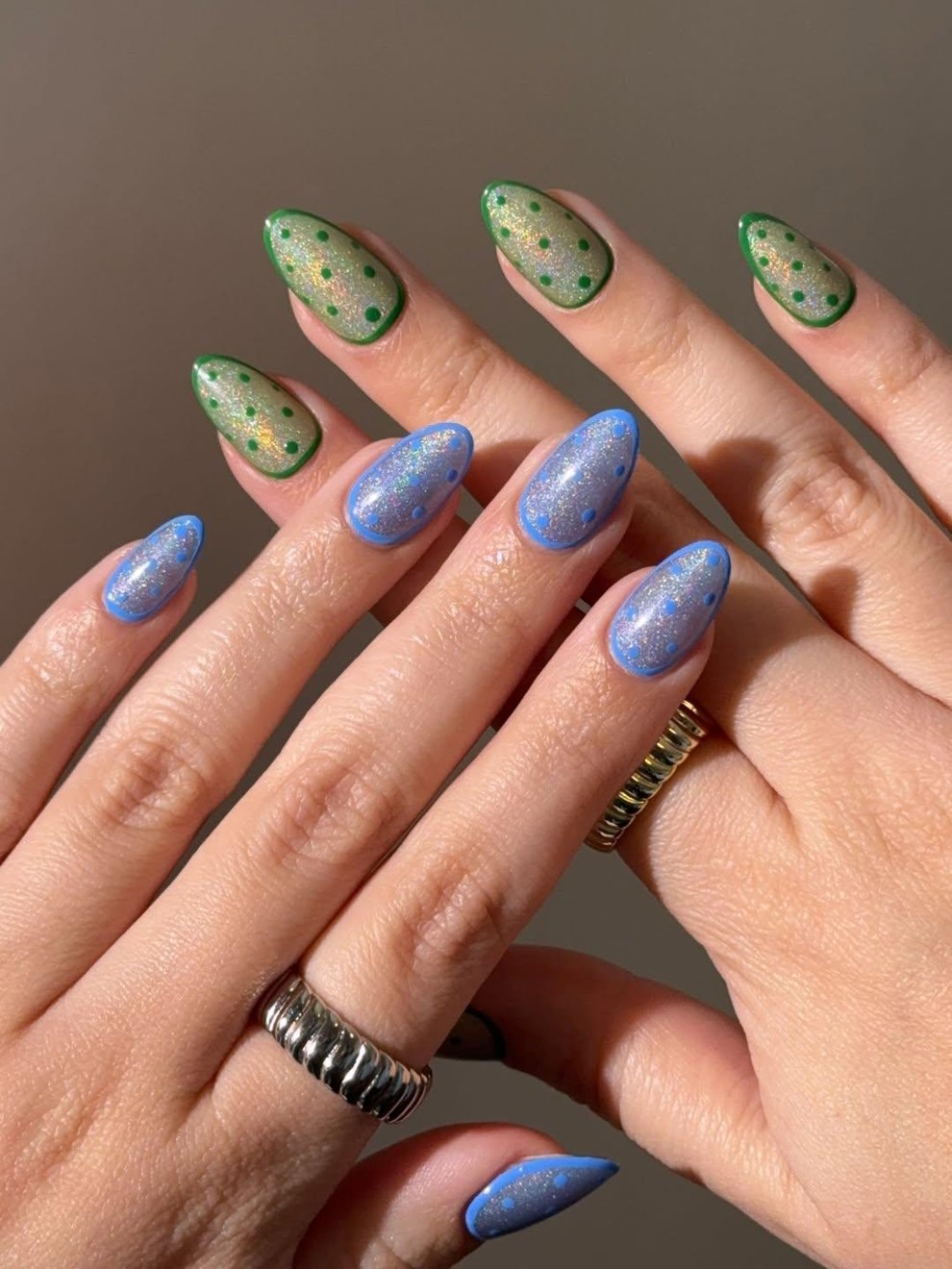 Če želite nekaj bolj drznega, so barvni kontrasti in bleščice vedno prava izbira. Ta kombinacija deluje igrivo in opazno, brez …