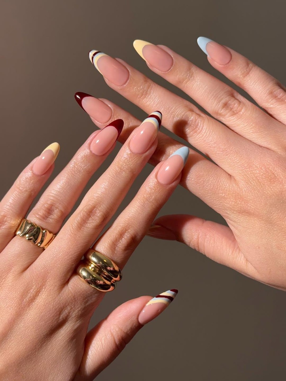 Barviti »french« v nepričakovanih odtenkih je popoln način, da klasično manikiro dvignete na višji nivo. Igriva kombinacija pastelov in globljih …