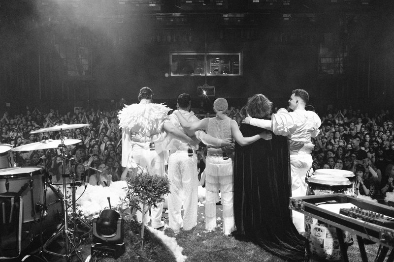 Ekskluzivno: izza kulisja sanjavih kostumov skupine Kokosy v Kinu Šiška, ki so jemali dih!