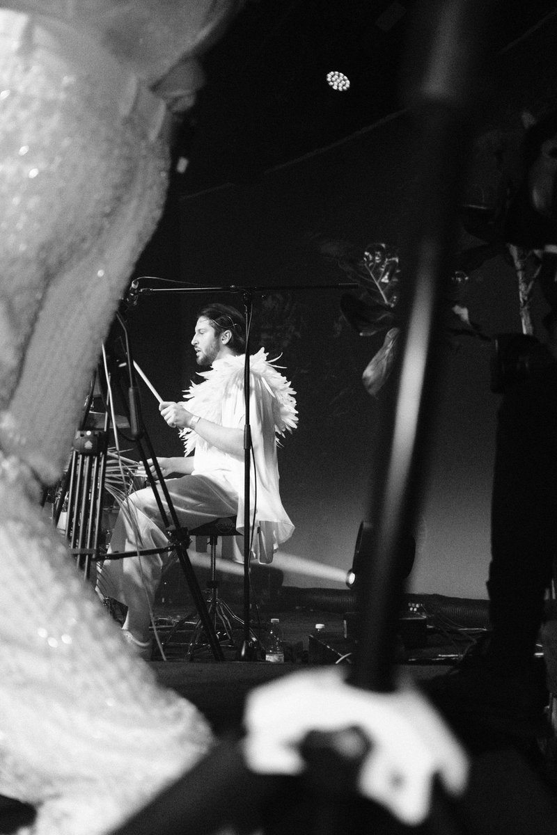 Ekskluzivno: izza kulisja sanjavih kostumov skupine Kokosy v Kinu Šiška, ki so jemali dih!