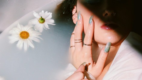 Najbolj vroči nohti te sezone: 6 fotografij, ki jih lahko pokažete svoji manikerki