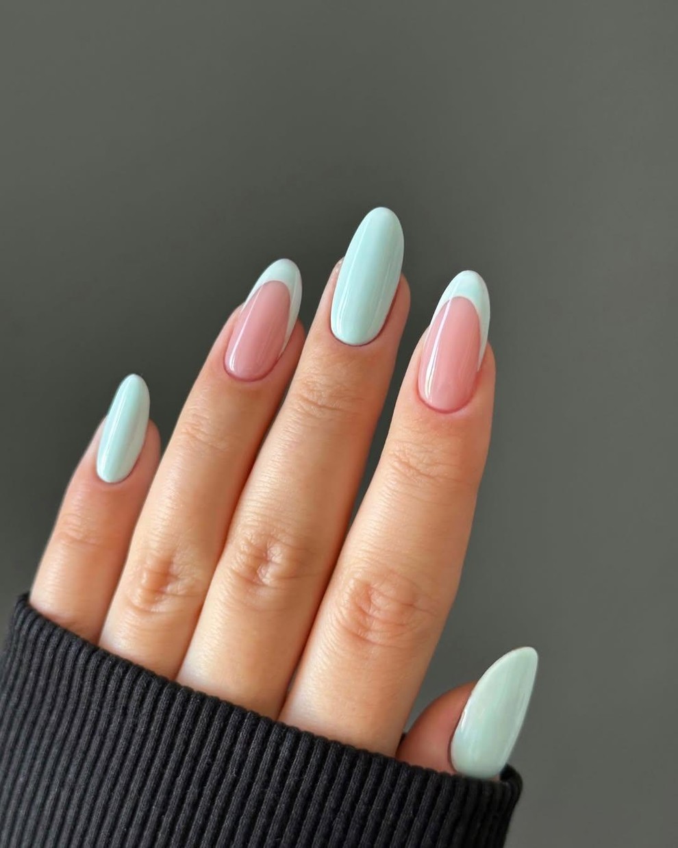 Če prisegate na bolj clean videz, je ta pastelni french popolna izbira. Deluje sveže, urejeno in ravno prav drugače od …