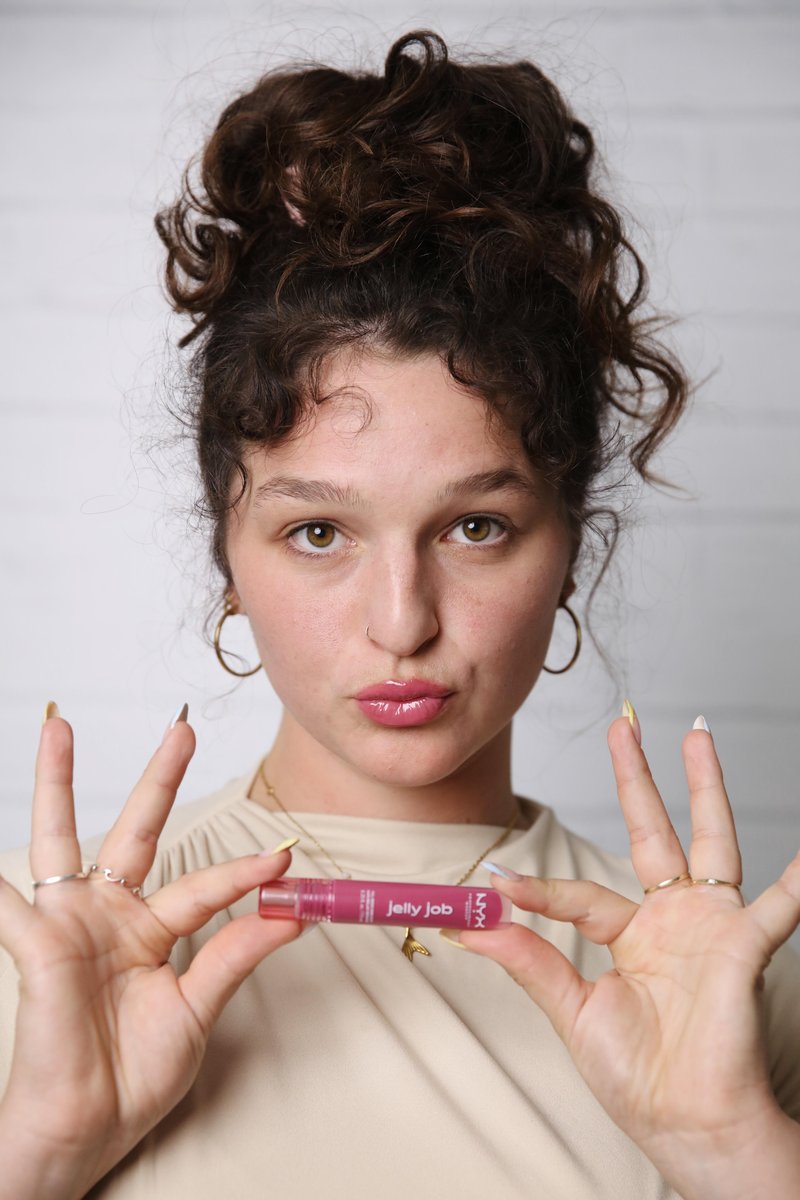 Dekleta z uredništva Elle jemljejo sapo vsaka s svojo kombinacijo bleščila in svinčnika za ustnice NYX Professional Makeup (fotografije in TikTok video v dokaz!)