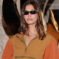 Saint Laurent stopa iz cone udobja s Hailey Bieber