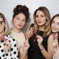 Dekleta z uredništva Elle jemljejo sapo vsaka s svojo kombinacijo bleščila in svinčnika za ustnice NYX Professional Makeup (fotografije in TikTok video v dokaz!)