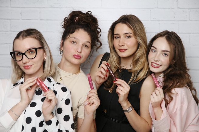 Dekleta z uredništva Elle jemljejo sapo vsaka s svojo kombinacijo bleščila in svinčnika za ustnice NYX Professional Makeup (fotografije in TikTok video v dokaz!)
