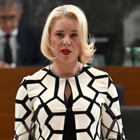 Vsa Slovenija govori o Urški Klakočar Zupančič: na udaru zaradi 220 evrov vrednega kosa (v bran ji je stopila ...)