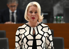 Vsa Slovenija govori o Urški Klakočar Zupančič: na udaru zaradi 220 evrov vrednega kosa (v bran ji je stopila ...)