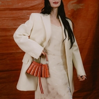 Nova Lacoste torbica bo hit te pomladi: zgodba, ki stoji za dizjanom pa jo naredi še toliko bolj zanimivo