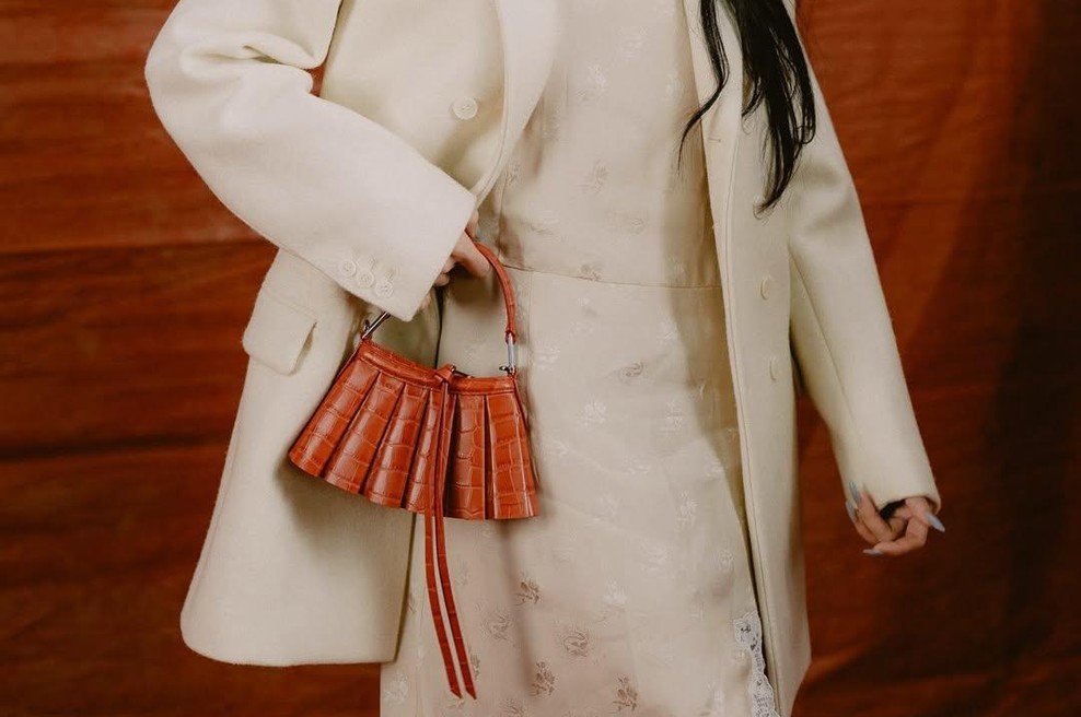 Nova Lacoste torbica bo hit te pomladi: zgodba, ki stoji za dizjanom pa jo naredi še toliko bolj zanimivo (foto: Lacoste)