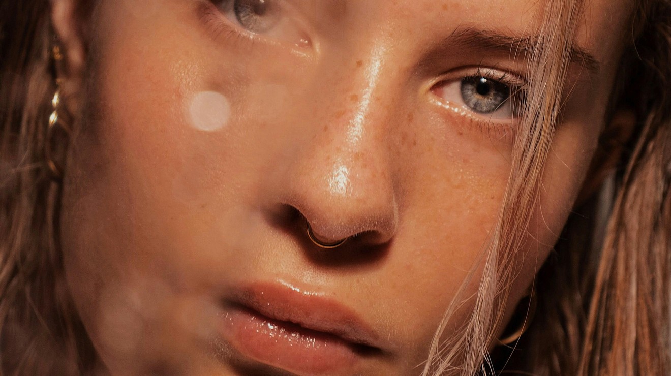 Do sijoče, gladke in navlažene kože v enem samem koraku: razliko boste opazili že po prvem nanosu