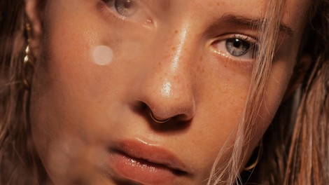 Do sijoče, gladke in navlažene kože v enem samem koraku: razliko boste opazili že po prvem nanosu