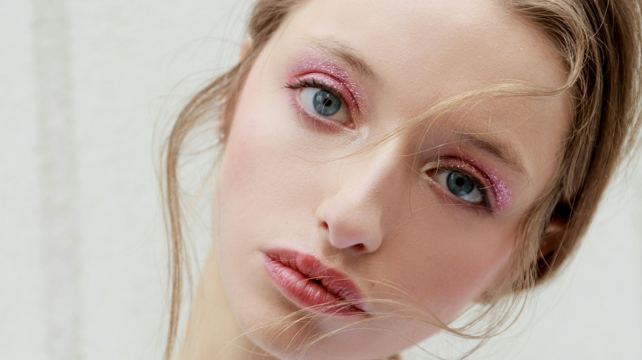 Namesto polne kozmetične torbice je dovolj le en izdelek: poudari lica, osveži ustnice in poživi pogled