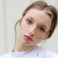 Namesto polne kozmetične torbice je dovolj le en izdelek: poudari lica, osveži ustnice in poživi pogled