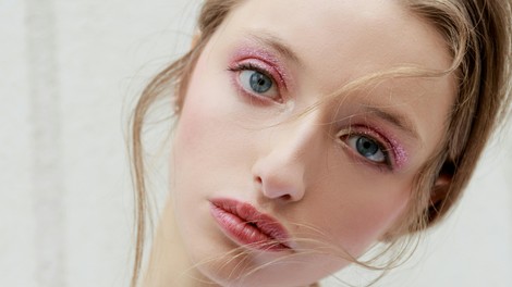 Namesto polne kozmetične torbice je dovolj le en izdelek: poudari lica, osveži ustnice in poživi pogled