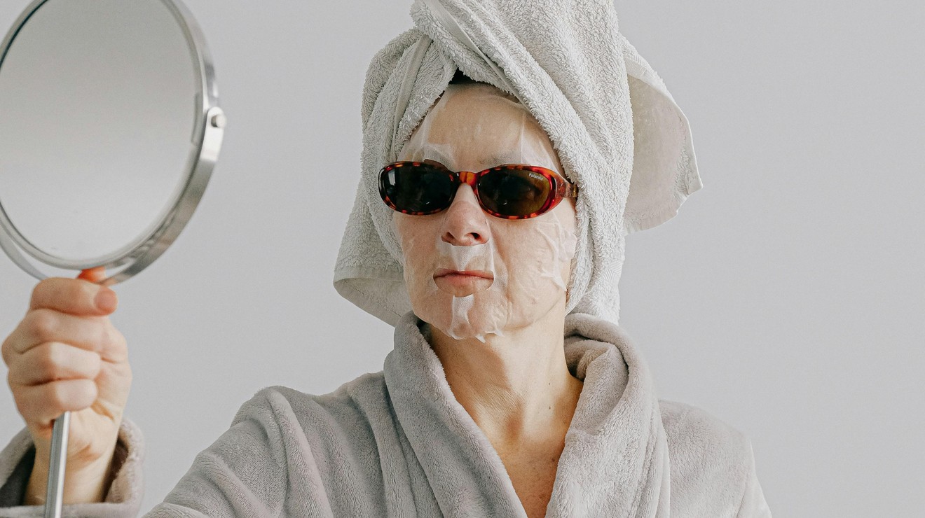 Navdušila nas je nega proti staranju, ki koži vrača čvrstost in mladosten sijaj