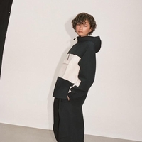 Navadna športna jakna doživela nepričakovan vrhunec in postala modna favoritinja: navdušila je celo Zendayo