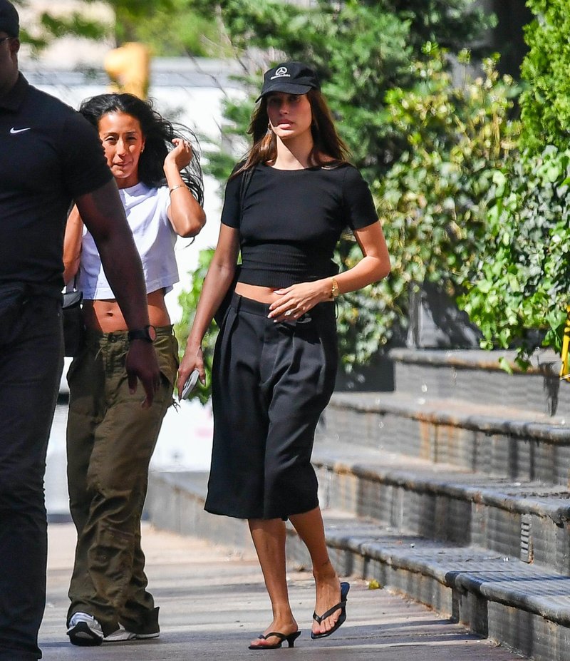 To so hlače, ki razdvajajo modne navdušence, a bi lahko postale najbolj vroča pomladna izbira