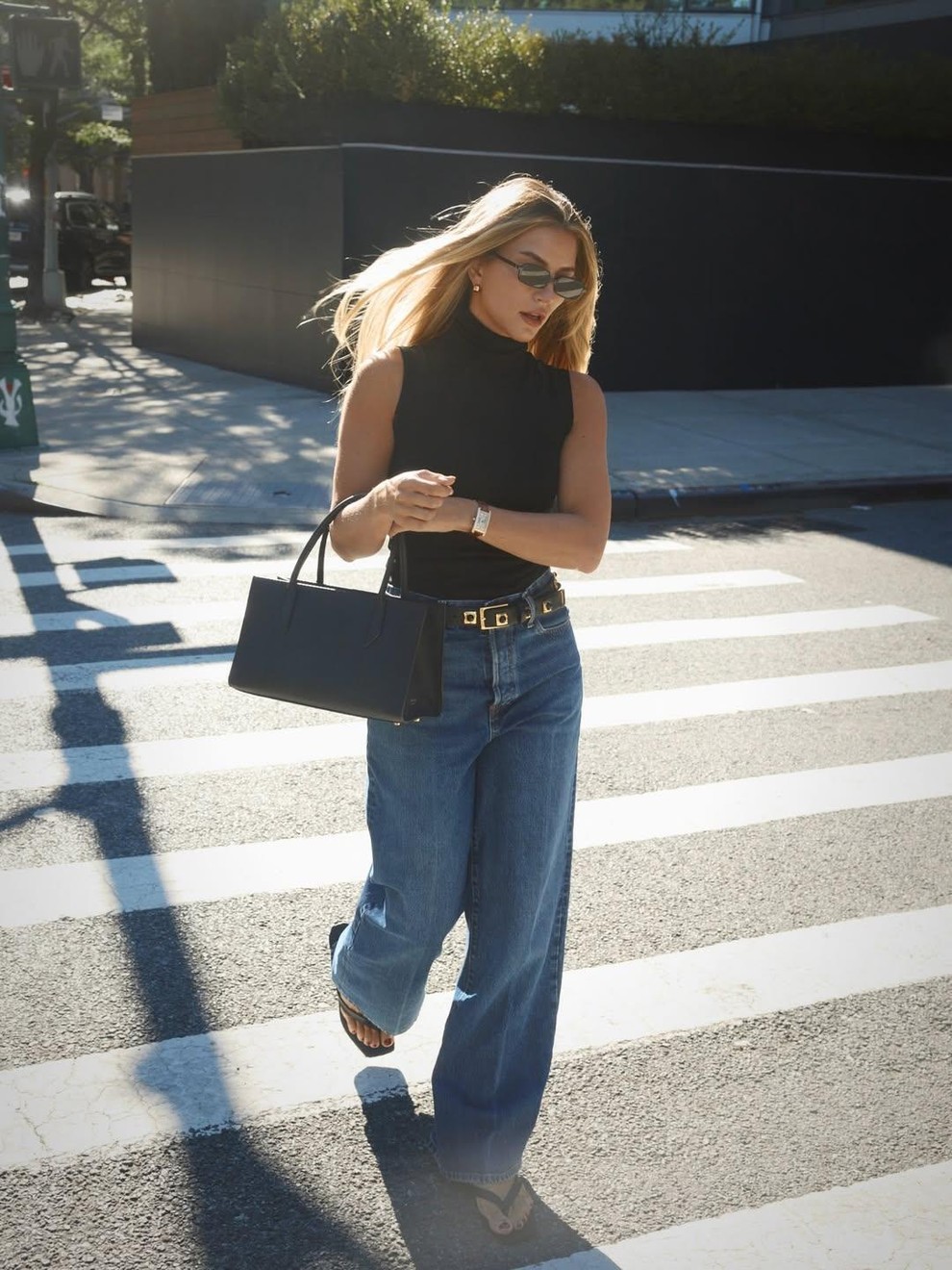 top z visokim ovratnikom + široke ali ravne kavbojke + izstopajoč pas + salonarji ali japonke z visoko peto