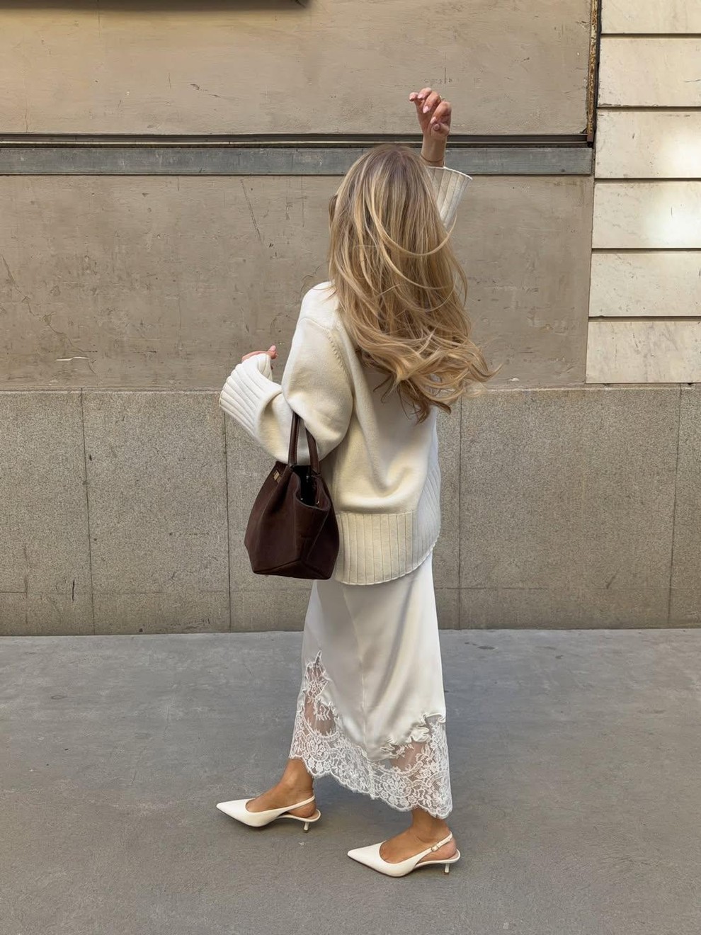 obleka ali krilo s čipkastim detajlom + oversized pulover v ujemajoči se barvi