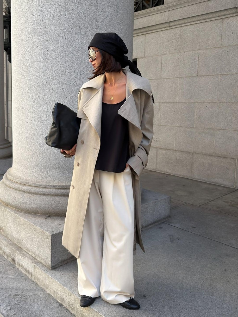 sproščena satenasta bluza + široke fine hlače + trenč plašč + balerinke, ki se skladajo z barvo bluze