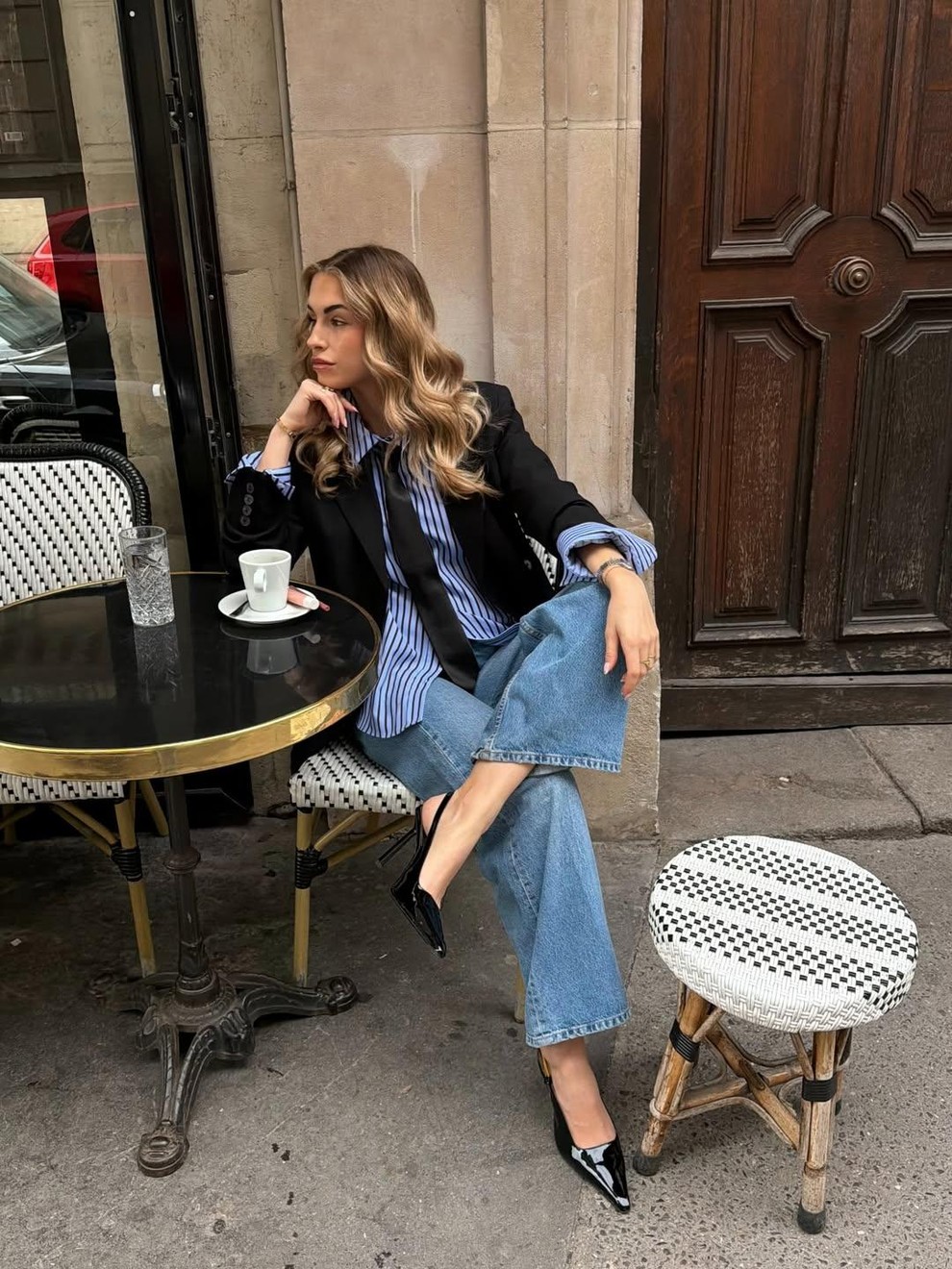 Črtasta srajca + blazer + kavbojke ravnega kroja + salonarji s koničastim sprednjim delom