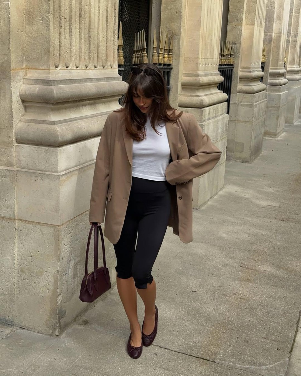 oversized suknjič + bela majica + kapri hlače + balerinke ali salonarji s špičastim sprednjim delom, če imate krajše noge