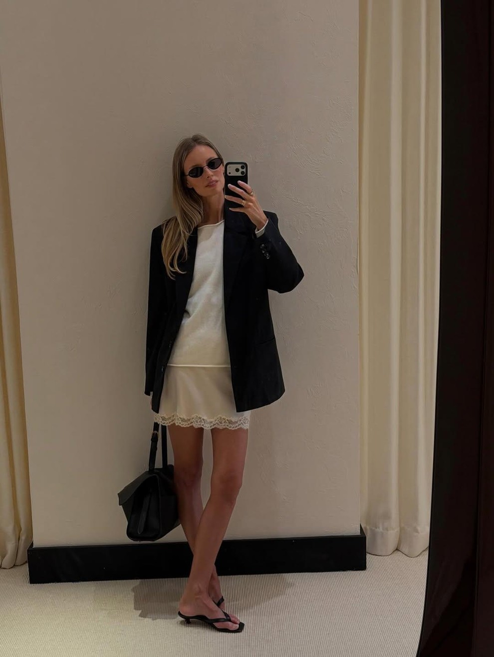 oversized suknjič + bela oversized majica + krilo ali obleka s čipkastim detajlom