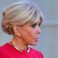 Brigitte Macron znova presenetila: preprost modni kos, ki je ukradel vso pozornost