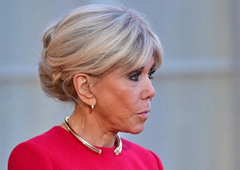 Brigitte Macron znova presenetila: preprost modni kos, ki je ukradel vso pozornost