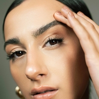 Sanjate o daljših trepalnicah in gostejših obrveh? Spoznajte serume, ki lahko sanje spremenijo v resničnost