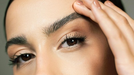Sanjate o daljših trepalnicah in gostejših obrveh? Spoznajte serume, ki lahko sanje spremenijo v resničnost